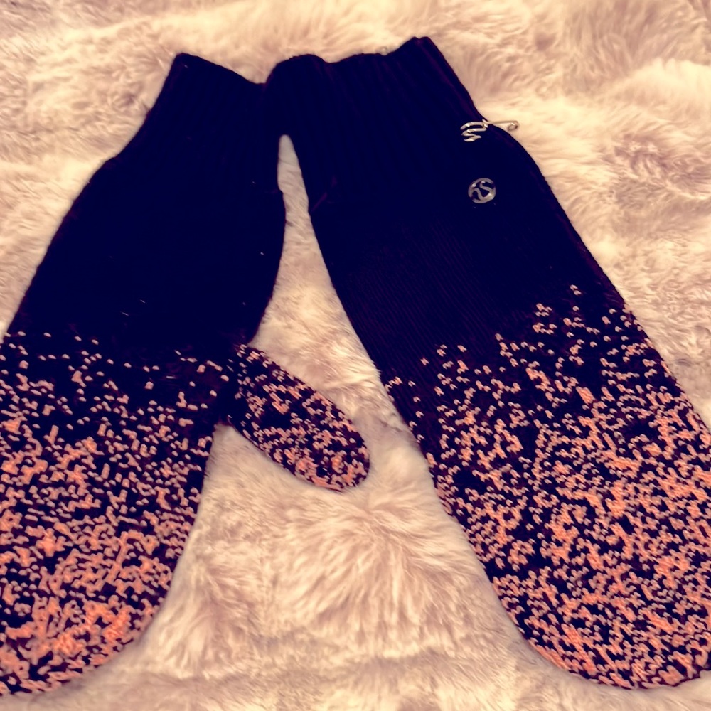 Lululemon mittens